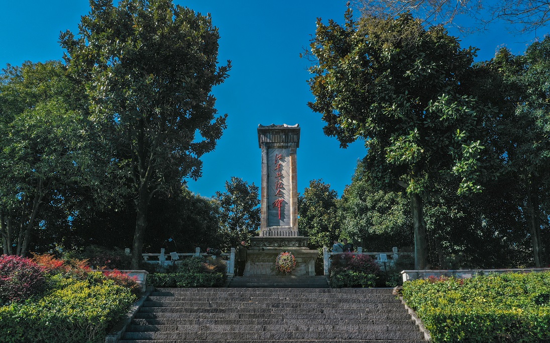 8烈士陵园纪念碑 远景(1).jpg