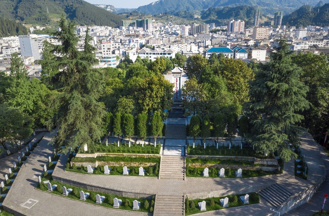 7烈士陵园纪念碑 全景(1).jpg