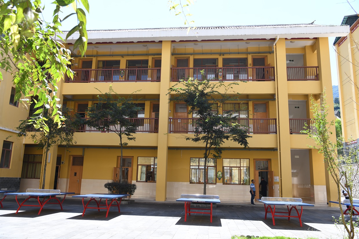 06教学楼旁的乒乓球场(3).jpg