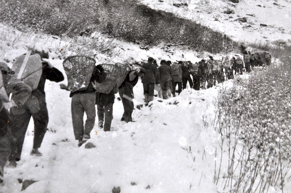 039      1975年12月3日独龙江发生火灾，各族群众踏雪救援-彭义良摄(2).jpg