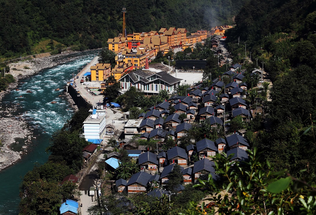 056独龙江乡政府所在地孔当村全景(2).jpg