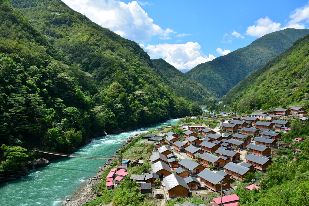 061独龙江巴坡村旧貌换新颜(2).jpg