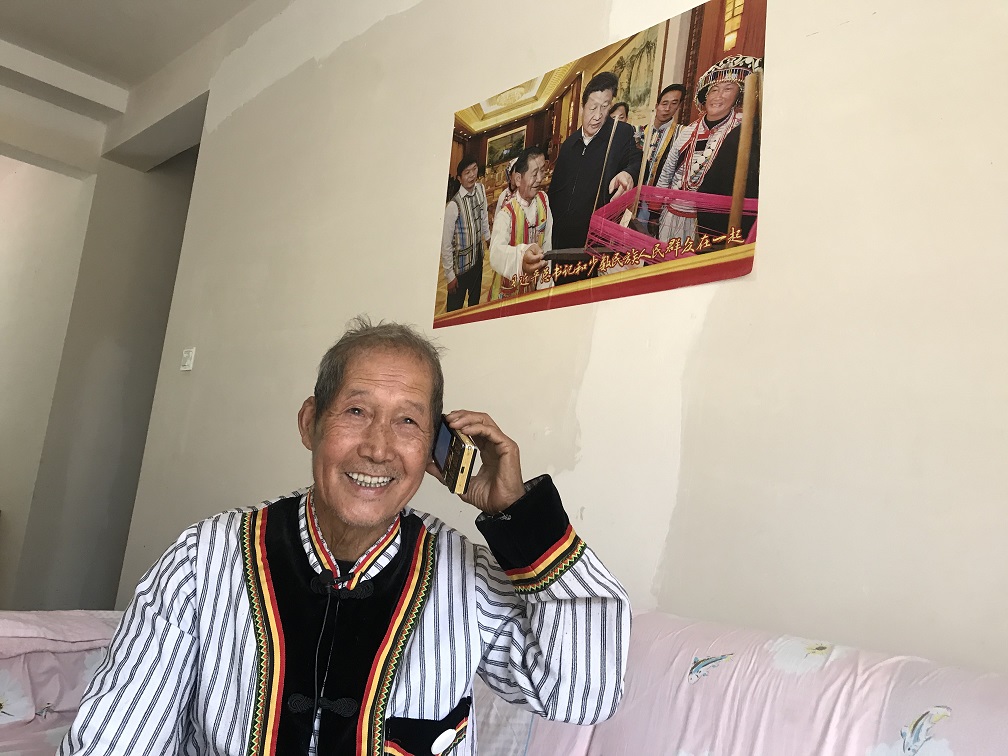 005傈僳族搬迁户邓扒松老人想给习近平总书记发个微信红包表达感恩(2).jpg