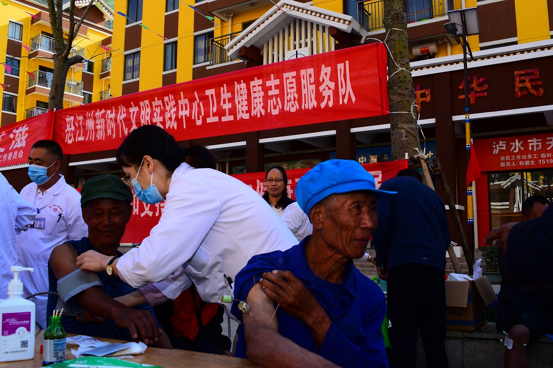 054卫生健康志愿服务进易地搬迁安置社区(2).jpg