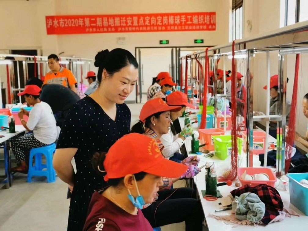 056巾帼致富带头人李青艳帮助群众就业(2).jpg