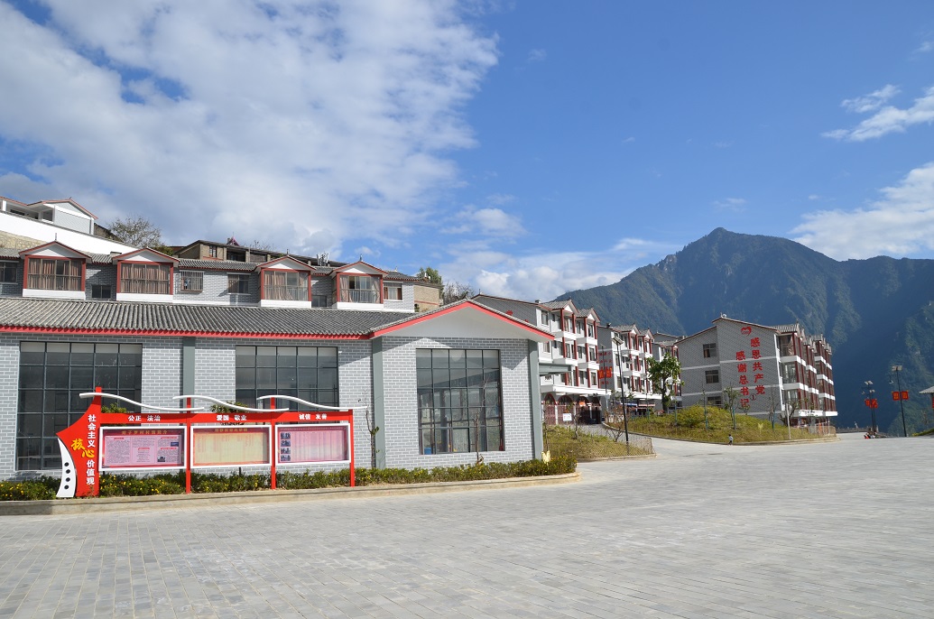 018三峡集团帮扶人口较少民族怒族援建的知子罗易地搬迁集中安置点(2).jpg