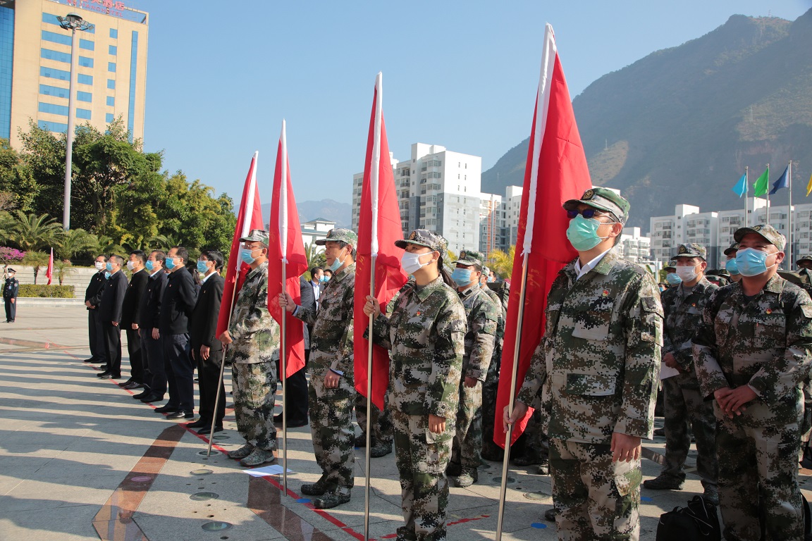 023领上队旗，即将出征的怒江州脱贫攻坚背包工作队(2).jpg