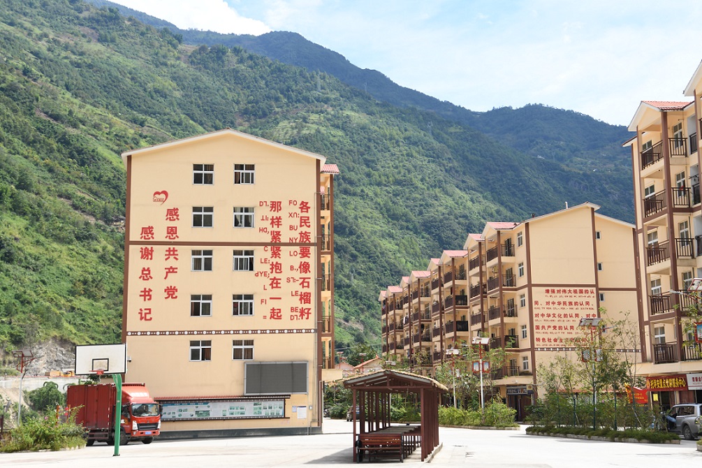 02托坪村安置点村民住宅楼.jpg