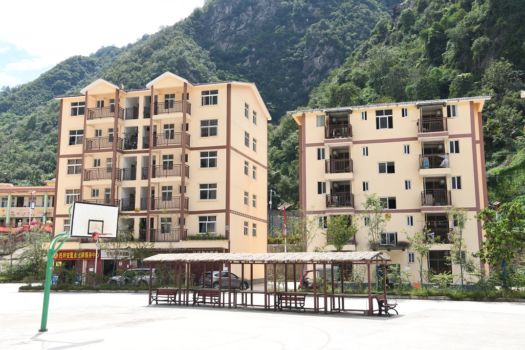 03托坪村安置点村民住宅楼.jpg