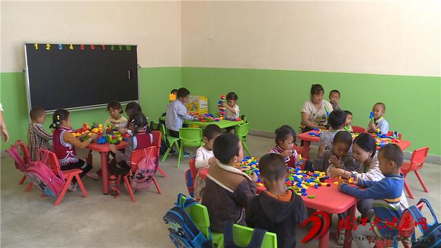 05在安置点幼儿园里学习、玩耍的幼儿.jpeg
